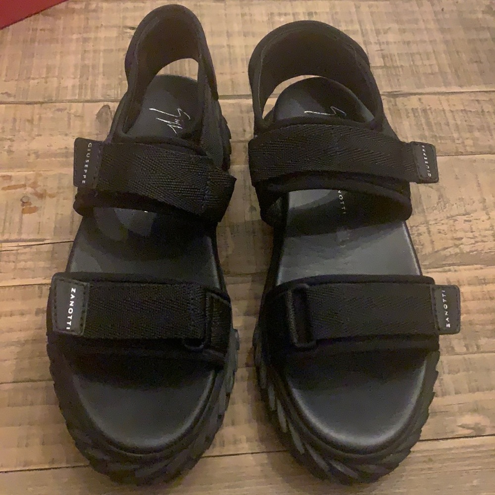 GIUSEPPE ZANOTTI SANDAL NWOT